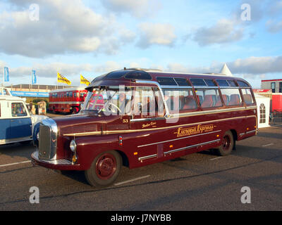 Dies bezieht sich auf einen Mercedes-Benz L312/48 aus dem Jahr 1959, ein Fahrzeugmodell, wahrscheinlich ein Lkw oder Lieferwagen, das für sein Design und seine Konstruktion aus dieser Zeit bekannt ist. Stockfoto