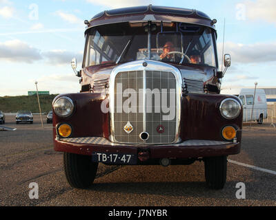 Der Mercedes Benz L312/48 von 1959 ist ein Oldtimer des renommierten deutschen Automobilherstellers und zeichnet sich durch ein klassisches Design und hervorragende Ingenieurskunst aus. Dieses Fahrzeug ist für seine Langlebigkeit, seinen Stil und seine Leistung bekannt und steht für das Erbe von Mercedes-Benz in der Automobilgeschichte. Stockfoto