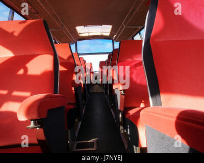 Der Mercedes-Benz L312/48 1959 ist ein klassisches Fahrzeugmodell, das für seine robuste Bauweise und sein stilvolles Design bekannt ist. Das Fahrzeug ist Teil der Geschichte von Mercedes-Benz und steht für eine Ära der Automobilinnovation der Nachkriegszeit. Stockfoto