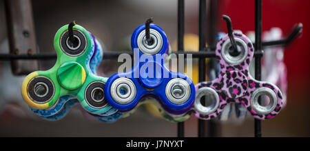 Zappeln Sie Spinner - Spielzeug und Konzentration Aids zum Verkauf an Camden Market, London, England, Vereinigtes Königreich Stockfoto