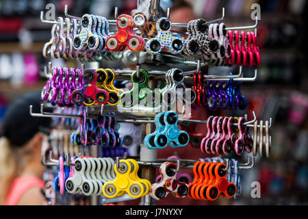 Zappeln Sie Spinner - Spielzeug und Konzentration Aids zum Verkauf an Camden Market, London, England, Vereinigtes Königreich Stockfoto