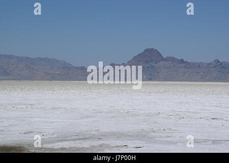Ein szenisches Foto der Bonneville Salt Flats in Utah, aufgenommen am 2. Oktober 2012. Die weite, flache Salzfläche bildet eine markante und karge Landschaft, die für ihre Verwendung bei Geschwindigkeitsrekorden und als beliebte Touristenattraktion bekannt ist. Stockfoto