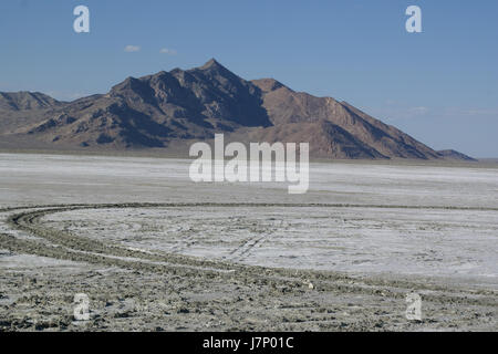 Ein Foto der Bonneville Salt Flats in Utah, aufgenommen am 2. Oktober 2012. Bekannt für seine ausgedehnten Salzebenen und für Geschwindigkeitsrekorde genutzt, ist diese natürliche Stätte ein beliebtes Reiseziel für Motorsport und ein bemerkenswertes Wahrzeichen im amerikanischen Westen. Stockfoto