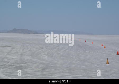 Dieses Bild wurde am 2. Oktober 2012 aufgenommen und zeigt ein Fahrzeug, das in den Bonneville Salt Flats in Utah fährt, bekannt für seine Landgeschwindigkeitsrekorde. Die Salt Flats sind ein beliebter Ort für Speedtrips und Motorrennen. Stockfoto