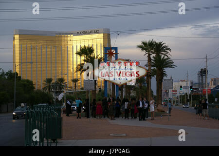 Das Begrüßungsschild in Las Vegas, Nevada, ist eines der bekanntesten Symbole der Stadt. Es befindet sich am südlichen Ende des Las Vegas Strip und wurde 1959 erstmals installiert. Dieses Schild ist eine wichtige Touristenattraktion und repräsentiert die lebhafte und lebhafte Atmosphäre von Las Vegas. Stockfoto