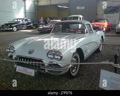 Das 1960 Chevrolet Corvette C1 Cabriolet ist ein klassischer amerikanischer Sportwagen, der für sein schlankes Design, seinen leistungsstarken V8-Motor und seinen Status als legendäres Modell aus der Mitte des 20. Jahrhunderts bekannt ist. Stockfoto