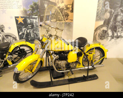 Der Indian Scout 1949 mit einem Schneeskipaket, ausgestellt im Lyman & Merrie Wood Museum of Springfield History, ist ein historisches Motorradmodell, das die amerikanische Technik und Freizeitausrüstung der Nachkriegszeit hervorhebt. Stockfoto