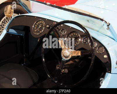 Der Healey Silverstone 1951 ist ein klassischer britischer Sportwagen, der für sein Design und seine Ingenieurskunst bekannt ist. Dieses Bild fängt wahrscheinlich einen Moment mit dem Fahrzeug ein und zeigt seine stilvolle Karosserie und historische Bedeutung. Stockfoto