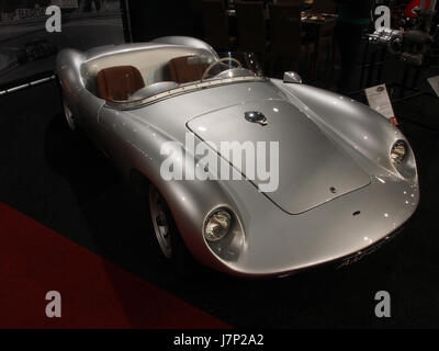 Der 1953 SIATA 300 BC ist ein italienisches Oldtimermodell. Dieses Foto zeigt das Fahrzeug, einen Sportwagen, der für Leistung und Eleganz entworfen wurde und charakteristisch für das Automobildesign der Mitte des 20. Jahrhunderts ist. Stockfoto