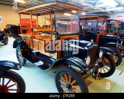 Der Ford T Personenbus 1921 ist ein Oldtimerfahrzeug, das aus dem frühen 20. Jahrhundert stammt und als Passagierbus mit der charakteristischen Langlebigkeit und Funktionalität von Ford dient. Stockfoto