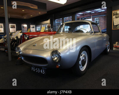 Dieses Bild zeigt einen DKW Auto Union aus der Ära 1956-1959, einen bedeutenden Teil der Automobilgeschichte. Das Auto wird während eines Rennens in Monza abgebildet und spiegelt seine Rolle bei der Entwicklung des Motorsports wider. Stockfoto