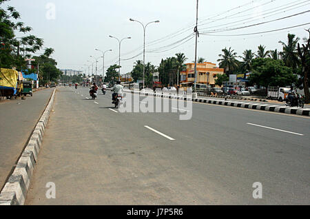 Dieser Eintrag bezieht sich auf eine 100 m lange Straße in Velachery, einer Ortschaft in Chennai, Indien. Velachery ist bekannt für seine städtische Entwicklung, Gewerbeflächen und Wohngebiete. Stockfoto