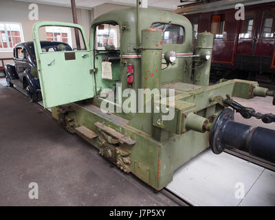 Dieses Foto zeigt einen Rangiermotor, der 1954 von Pedershaab Maskinfabrik hergestellt wurde. Rangiermotoren werden in Bahnhöfen für den Transport von Güterwagen eingesetzt. Der Motor repräsentiert ein industrielles Design aus der Mitte des 20. Jahrhunderts im Eisenbahnverkehr. Stockfoto
