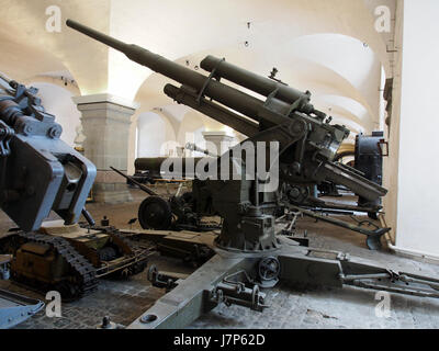 Die 1936 deutsche 88mm AAA (Anti-Aircraft Artillery) war eine Pivotalwaffe im deutschen Militär während des Zweiten Weltkriegs. Sie war ursprünglich als Flugabwehrkanone konzipiert, wurde aber in der Panzerabwehr sehr effektiv. Sein kraftvolles Design und seine Genauigkeit machten ihn zu einer der gefürchtetsten Waffen des Krieges. Stockfoto