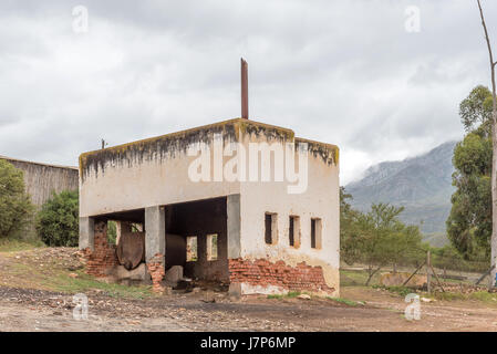 KRUISRIVIER, Südafrika - 24. März 2017: eine Ruine neben der Straße zwischen der Kruisrivier und Calitzdorp Stockfoto