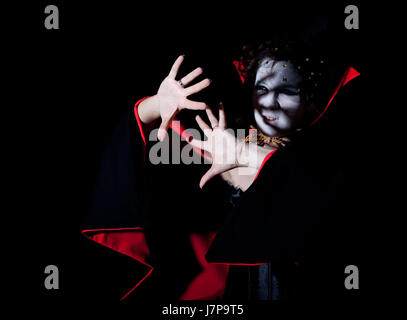 Gefahr Hand Hände Schmerzen schützen Schutz Verteidigung Vampir Entzücken Schatten Licht Stockfoto