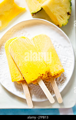 Mango Ananas Eis Eis am Stiel Stockfoto