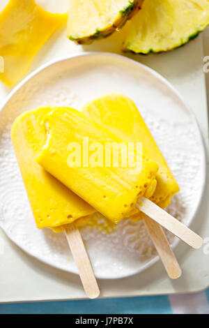 Mango Ananas Eis Eis am Stiel Stockfoto