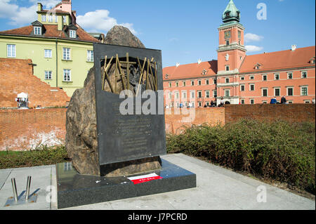 Katyn-Gedenkstätte für die Opfer der Massaker von Katyn 1940 und Königsschloss in Warschau, Polen © Wojciech Strozyk / Alamy Stock Photo Stockfoto