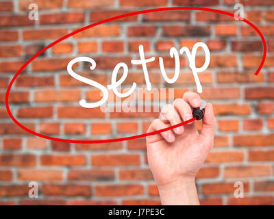 Hand des Mannes auf Bildschirm Setup mit schwarzem Filzstift schreiben. Auf Hintergrund isoliert. Wirtschaft, Technologie, Internet-Konzept. Stock Foto Stockfoto