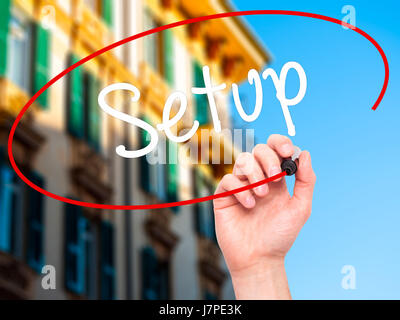 Hand des Mannes auf Bildschirm Setup mit schwarzem Filzstift schreiben. Auf Hintergrund isoliert. Wirtschaft, Technologie, Internet-Konzept. Stock Foto Stockfoto