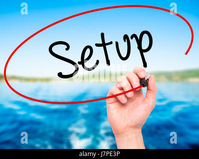 Hand des Mannes auf Bildschirm Setup mit schwarzem Filzstift schreiben. Auf Hintergrund isoliert. Wirtschaft, Technologie, Internet-Konzept. Stock Foto Stockfoto