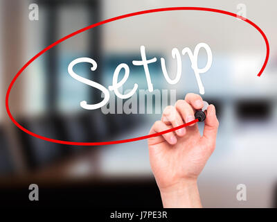Hand des Mannes auf Bildschirm Setup mit schwarzem Filzstift schreiben. Auf Hintergrund isoliert. Wirtschaft, Technologie, Internet-Konzept. Stock Foto Stockfoto