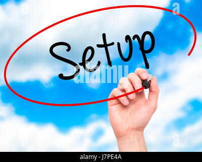 Hand des Mannes auf Bildschirm Setup mit schwarzem Filzstift schreiben. Auf Hintergrund isoliert. Wirtschaft, Technologie, Internet-Konzept. Stock Foto Stockfoto
