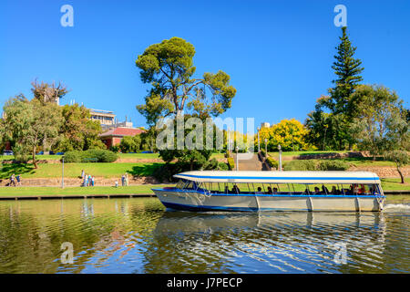Adelaide, Australien - 14. April 2017: Pop-Eye Boot mit Leuten an Bord reisen stromaufwärts des Torrens Rivers in Adelaide Stadt an einem sonnigen Tag Stockfoto