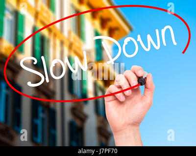 Mann Hand Slow Down mit schwarzem Filzstift auf den Bildschirm schreiben. Auf Hintergrund isoliert. Wirtschaft, Technologie, Internet-Konzept. Stock Foto Stockfoto