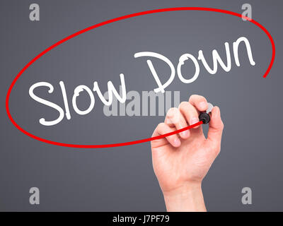 Mann Hand Slow Down mit schwarzem Filzstift auf den Bildschirm schreiben. Auf Hintergrund isoliert. Wirtschaft, Technologie, Internet-Konzept. Stock Foto Stockfoto