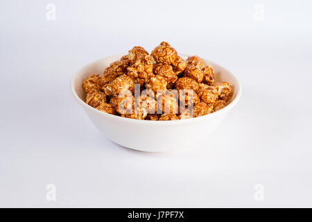 Popcorn in Schüssel weiß Stockfoto