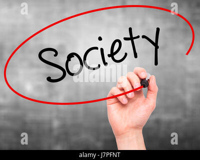 Hand des Mannes Gesellschaft mit schwarzem Filzstift auf Bildschirm zu schreiben. Auf Hintergrund isoliert. Wirtschaft, Technologie, Internet-Konzept. Stock Foto Stockfoto