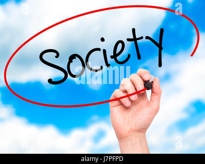 Hand des Mannes Gesellschaft mit schwarzem Filzstift auf Bildschirm zu schreiben. Auf Hintergrund isoliert. Wirtschaft, Technologie, Internet-Konzept. Stock Foto Stockfoto