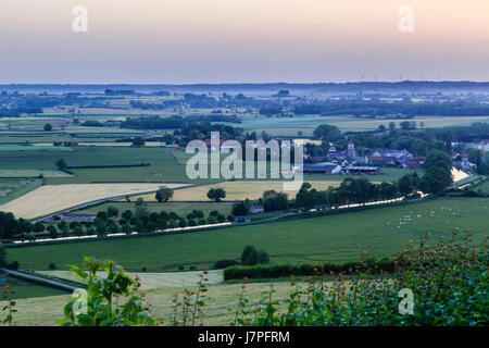 Frankreich, Cote d'Or, Chateauneuf en Auxois, oder Chateauneuf, der Burgund-Kanal im Abendblick vom Dorf Stockfoto