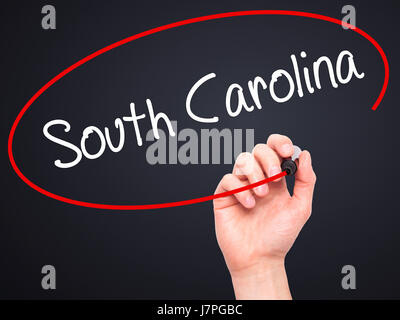 Hand des Mannes South Carolina mit schwarzem Filzstift auf Bildschirm zu schreiben. Auf Hintergrund isoliert. Wirtschaft, Technologie, Internet-Konzept. Stock Foto Stockfoto