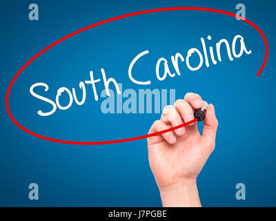 Hand des Mannes South Carolina mit schwarzem Filzstift auf Bildschirm zu schreiben. Auf Hintergrund isoliert. Wirtschaft, Technologie, Internet-Konzept. Stock Foto Stockfoto