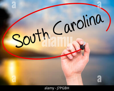 Hand des Mannes South Carolina mit schwarzem Filzstift auf Bildschirm zu schreiben. Auf Hintergrund isoliert. Wirtschaft, Technologie, Internet-Konzept. Stock Foto Stockfoto