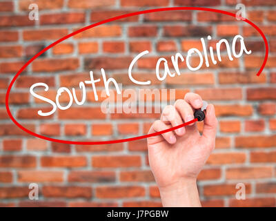 Hand des Mannes South Carolina mit schwarzem Filzstift auf Bildschirm zu schreiben. Auf Hintergrund isoliert. Wirtschaft, Technologie, Internet-Konzept. Stock Foto Stockfoto