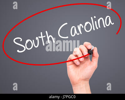 Hand des Mannes South Carolina mit schwarzem Filzstift auf Bildschirm zu schreiben. Auf Hintergrund isoliert. Wirtschaft, Technologie, Internet-Konzept. Stock Foto Stockfoto