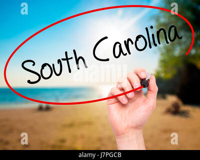 Hand des Mannes South Carolina mit schwarzem Filzstift auf Bildschirm zu schreiben. Auf Hintergrund isoliert. Wirtschaft, Technologie, Internet-Konzept. Stock Foto Stockfoto