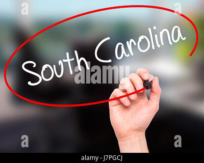 Hand des Mannes South Carolina mit schwarzem Filzstift auf Bildschirm zu schreiben. Auf Hintergrund isoliert. Wirtschaft, Technologie, Internet-Konzept. Stock Foto Stockfoto