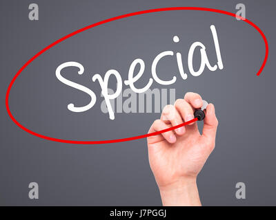 Hand des Mannes Special mit schwarzem Filzstift auf Bildschirm zu schreiben. Isoliert auf grau. Wirtschaft, Technologie, Internet-Konzept. Stock Foto Stockfoto