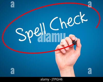 Mann Handschrift Rechtschreibprüfung mit schwarzen Balken am Bildschirm. Isoliert auf blau. Wirtschaft, Technologie, Internet-Konzept. Stockfoto