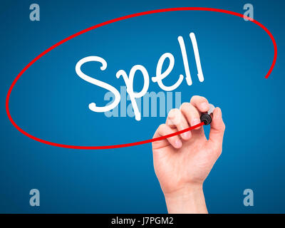 Hand des Mannes Zauber mit schwarzem Filzstift auf Bildschirm zu schreiben. Isoliert auf blau. Wirtschaft, Technologie, Internet-Konzept. Stock Foto Stockfoto