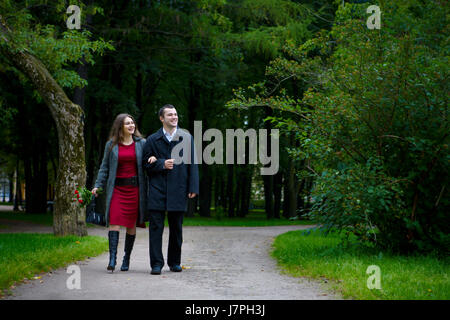 Zwei junge Liebende zusammen im Park spazieren Stockfoto