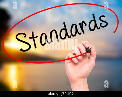 Hand des Mannes Standards mit schwarzem Filzstift auf Bildschirm zu schreiben. Isoliert auf Natur. Wirtschaft, Technologie, Internet-Konzept. Stock Foto Stockfoto