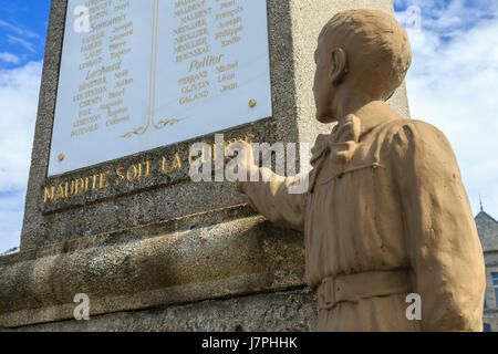 Frankreich, Creuse, Plateau de Millevaches, Gentioux Pigerolles, das Kriegsdenkmal mit der Inschrift Maudite soit la guerre (Verflucht ist der Krieg) Stockfoto