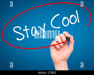 Mann Handschrift Stay Cool mit schwarzen Balken am Bildschirm. Auf Hintergrund isoliert. Wirtschaft, Technologie, Internet-Konzept. Stock Foto Stockfoto