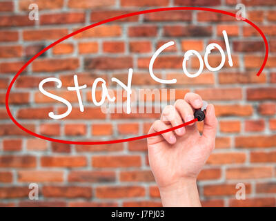 Mann Handschrift Stay Cool mit schwarzen Balken am Bildschirm. Auf Hintergrund isoliert. Wirtschaft, Technologie, Internet-Konzept. Stock Foto Stockfoto